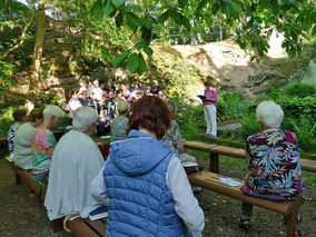 Maiandacht in der Naumburger Fatima Grotte (Foto: Karl-Franz Thiede)